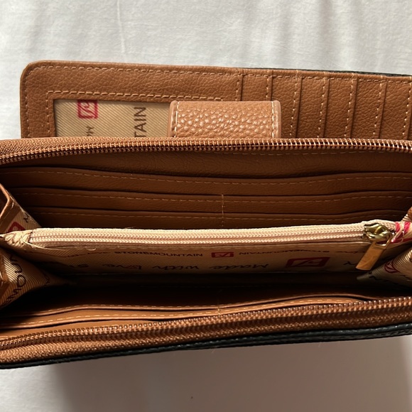 Stone Mountain Pebble Grain Leather Large Tri-Fold Wallet with Wristlet NWOT - Picture 7 of 8